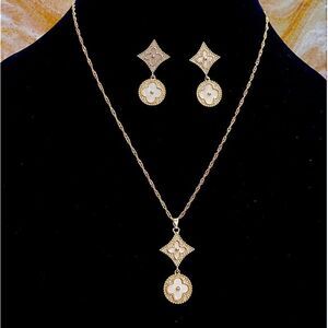 18K GOLD BLOSSOM FLOWER DESIGNS NECKLACE AND EARRINGS SET